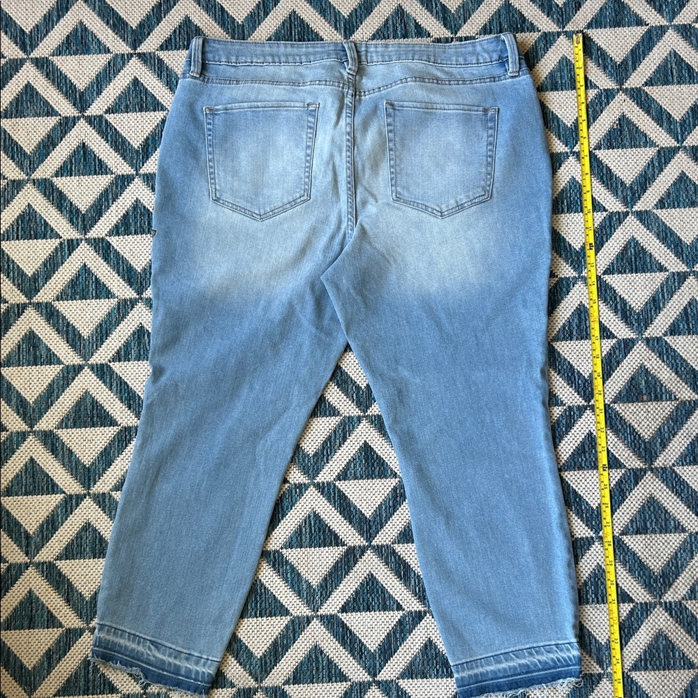 a.n.a.Women's Light Blue Cropped Jeans w/Red Floral Embroidery plus size 33x16 - Picture 4 of 4